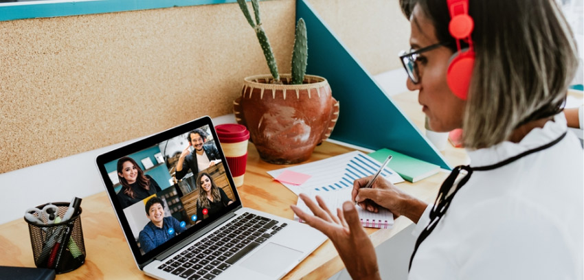 An in-house project manager remotely oversees a managed team software project